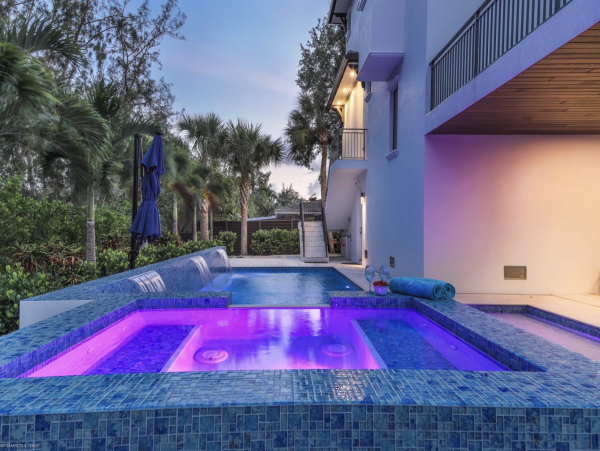 Luxurious Vacation Pool Home in Siesta Key 5 min walk to beach